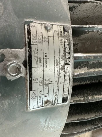 2561136
