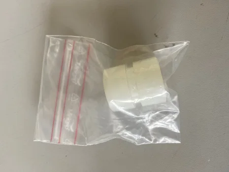 Double-acting cylinder rod guide for DN100 valve